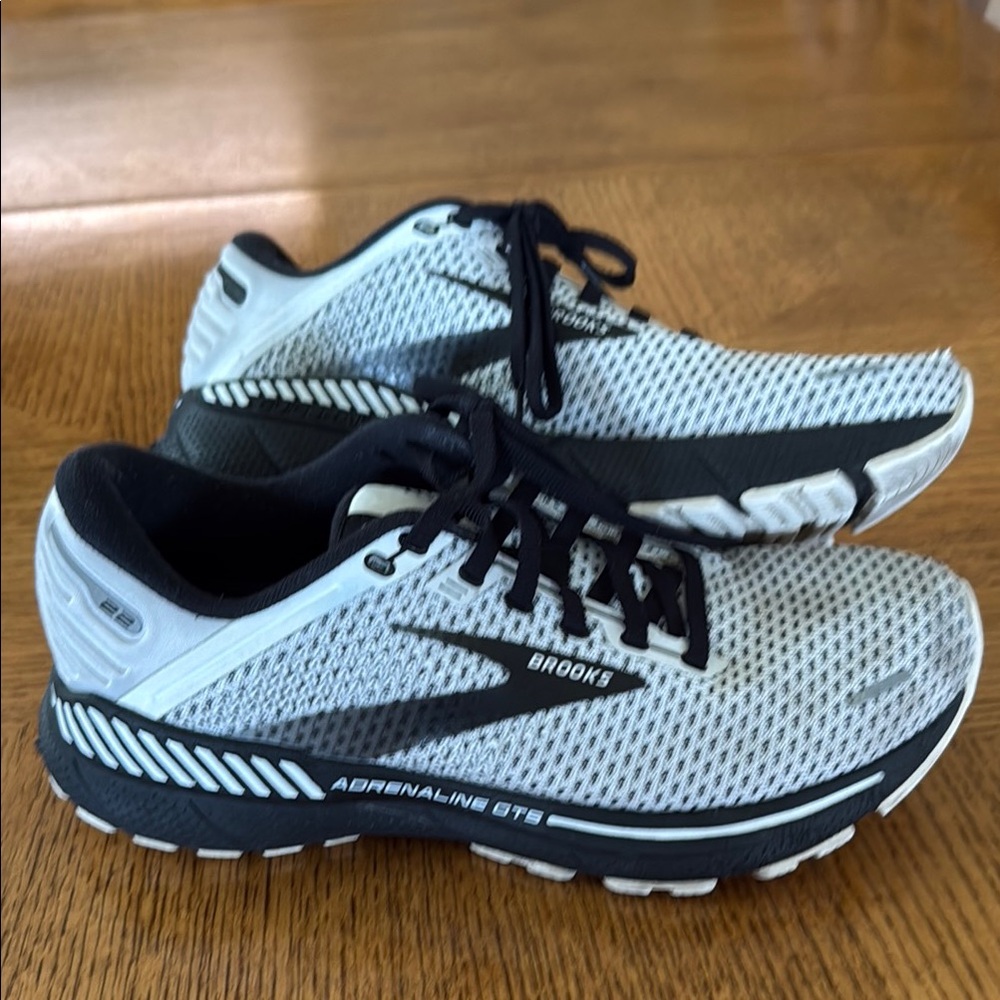 Women’s Brooks Adrenaline GTS 22 size 9 medium width